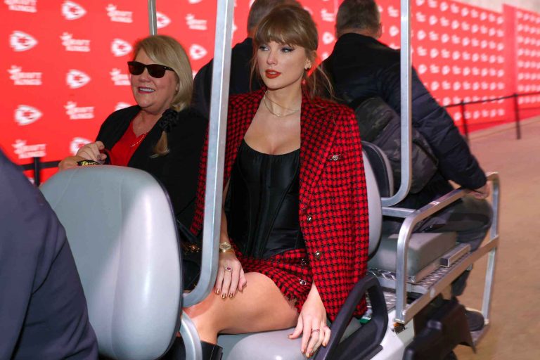 taylor-swift-chiefs-broncos-mom-111024-9ae4d1c8f48049bfa3e214275e415814